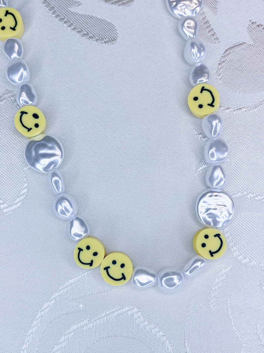 Smiley & pearls necklace