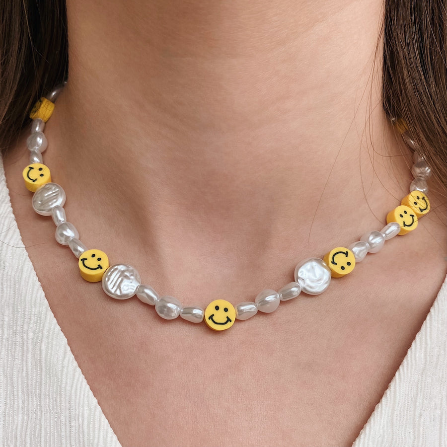 Smiley & pearls necklace