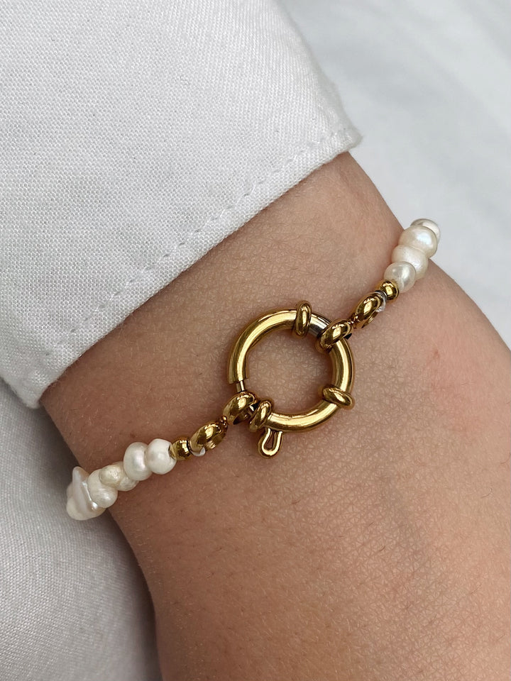 Classy pearl bracelet