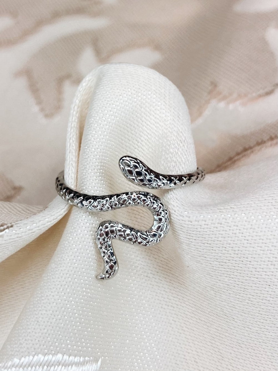 Elegant snake ring