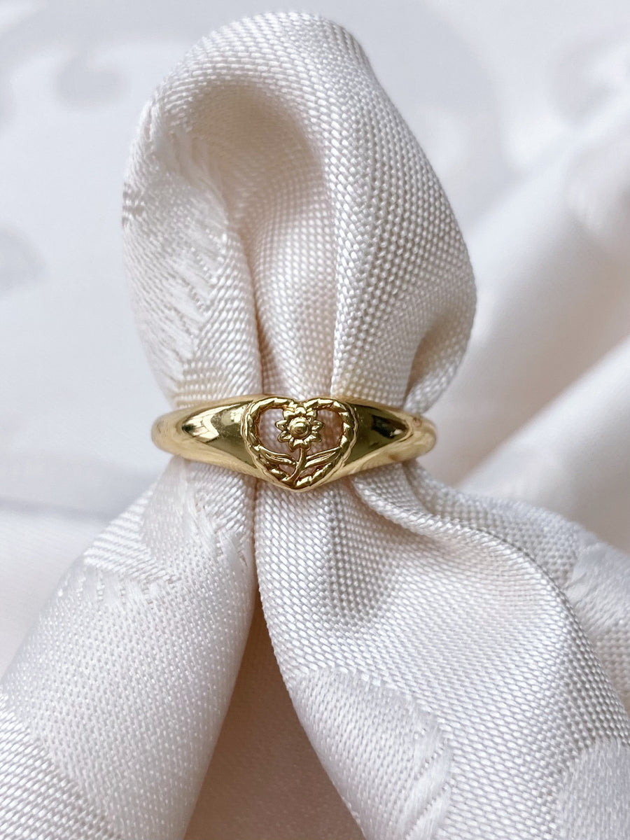 Flower heart ring