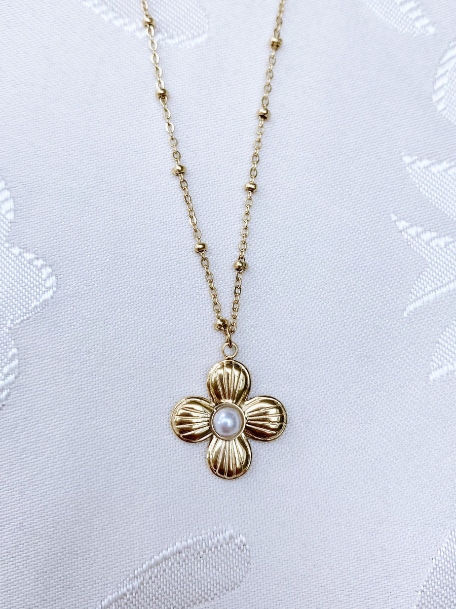 Vintage flower pearl necklace