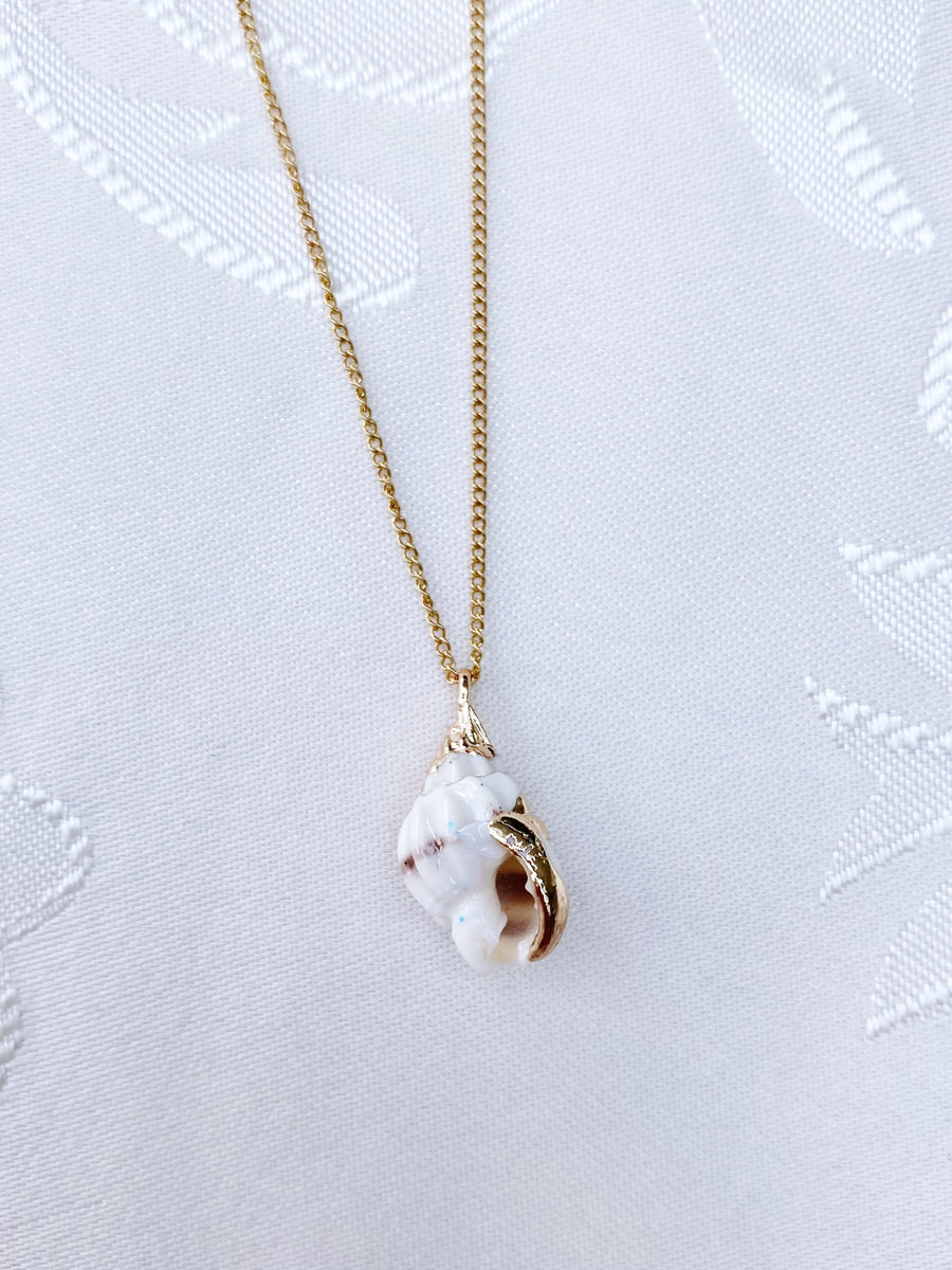 White summer shell necklace