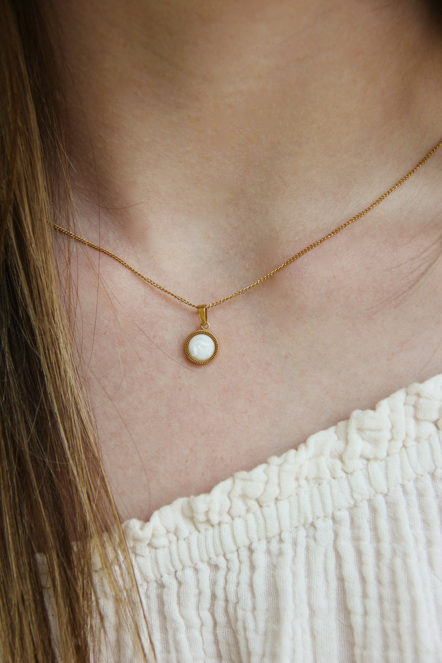 Mini round white necklace