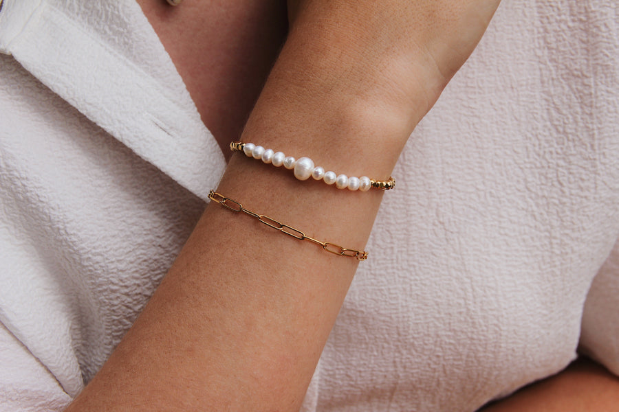 Elegant pearl bracelet