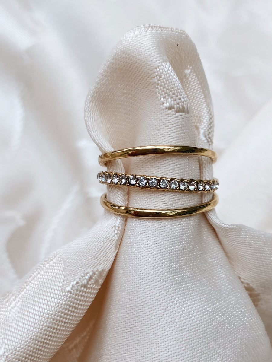 Elegant bow ring