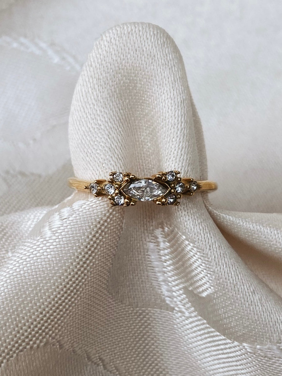 Vintage sparkling eye ring