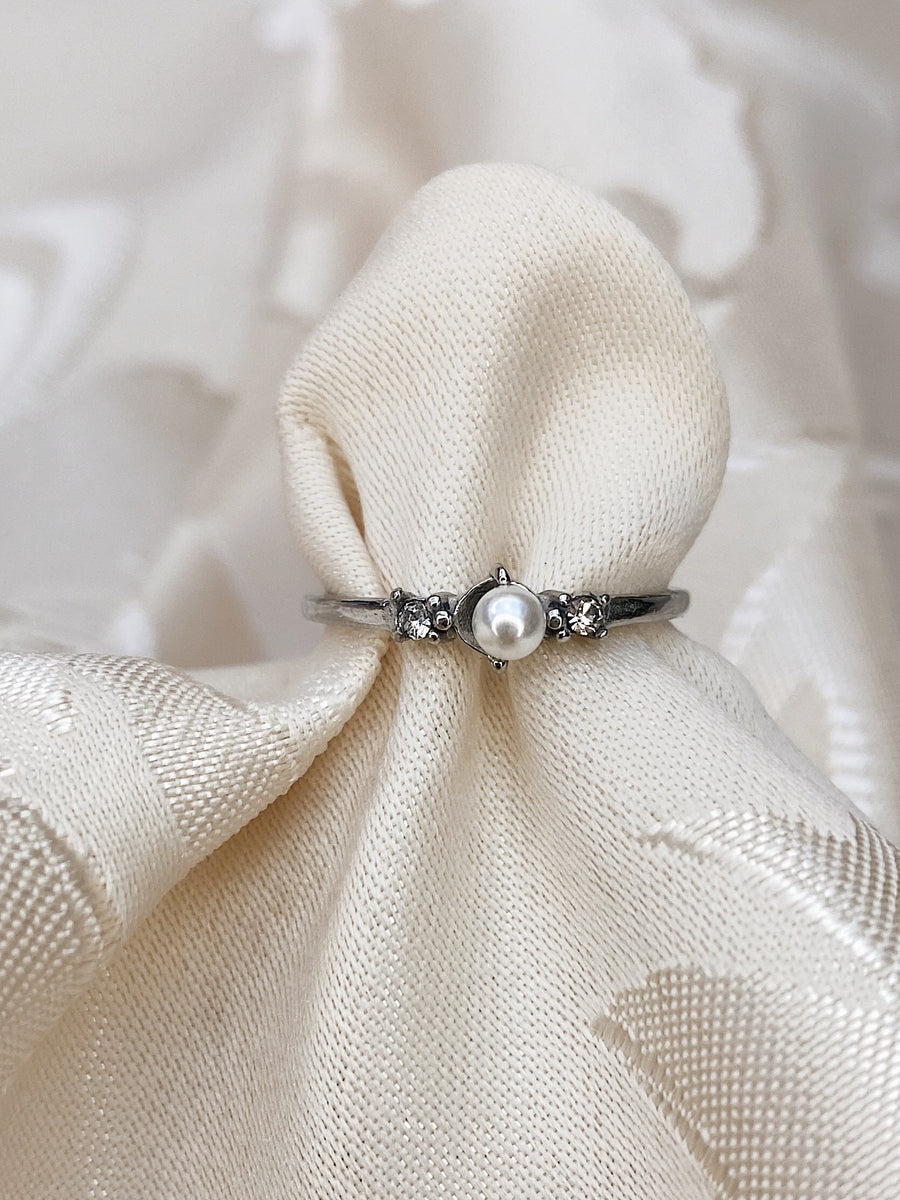 Mini pearl ring