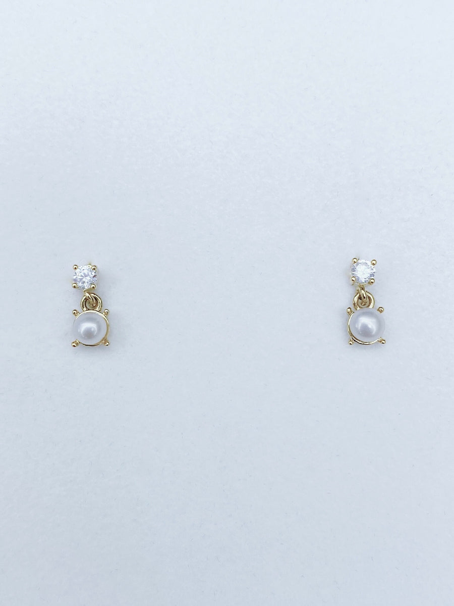 Mini pearl earrings