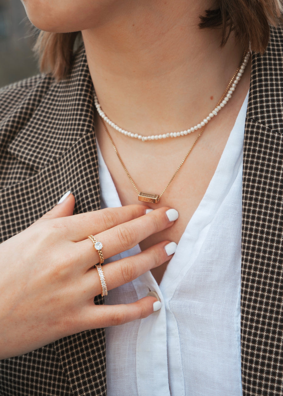 Classy pearl choker