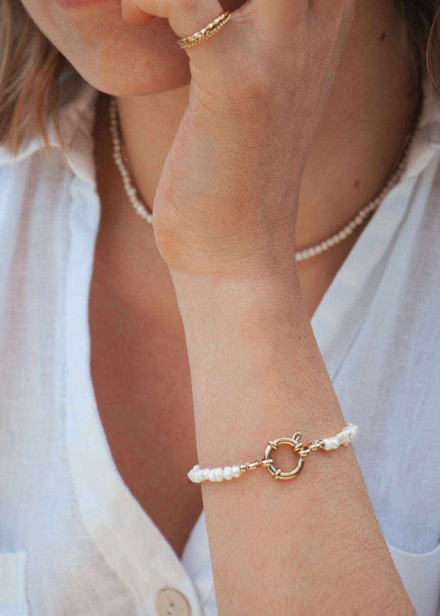 Classy pearl bracelet