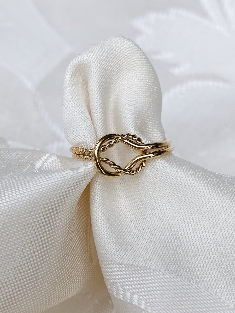 Twisted knot ring