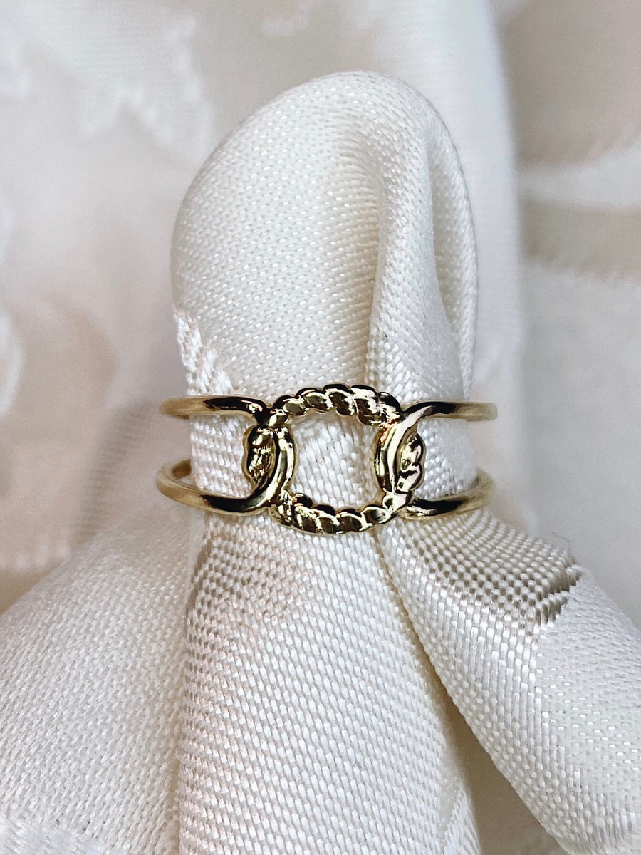 Elegant circle ring