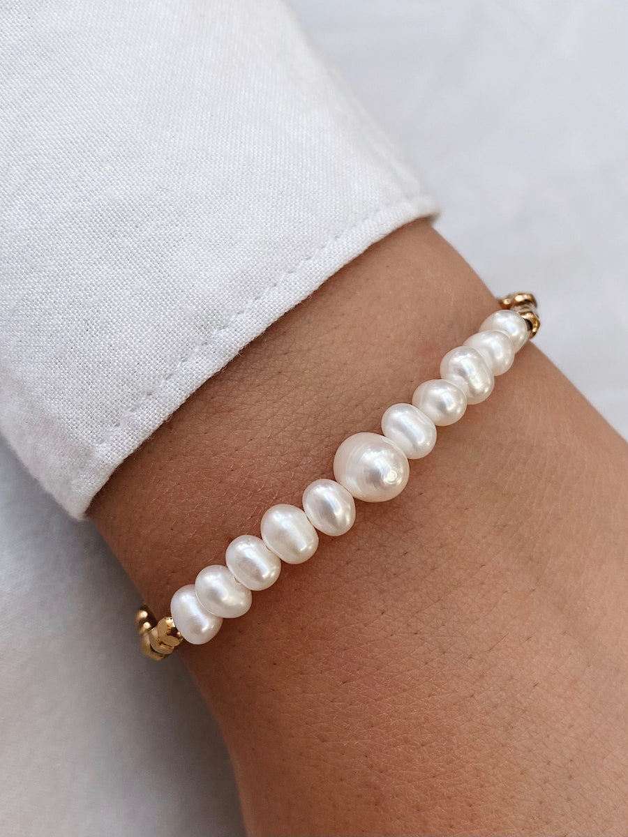 Elegant pearl bracelet