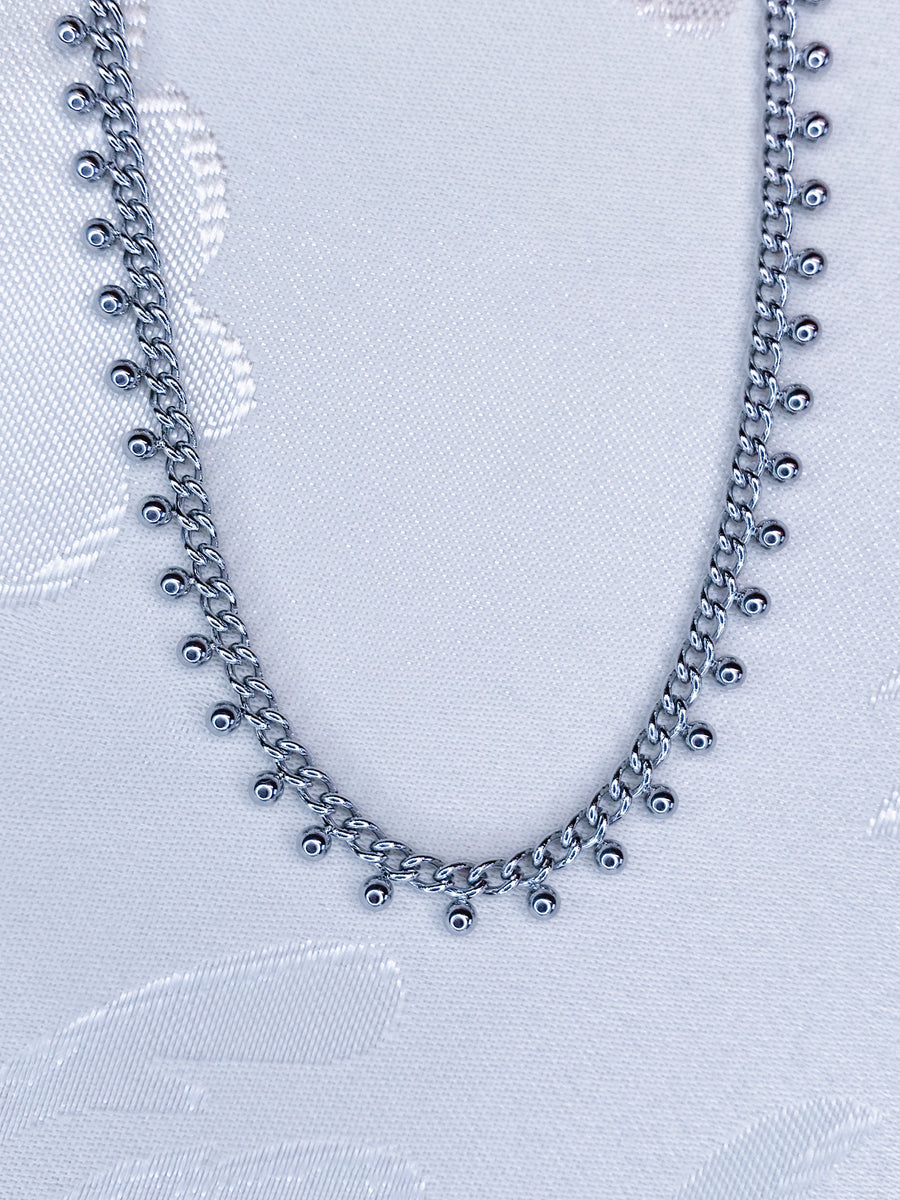 Elegant dot necklace