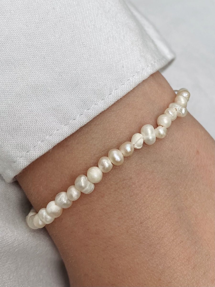 Classy pearl bracelet