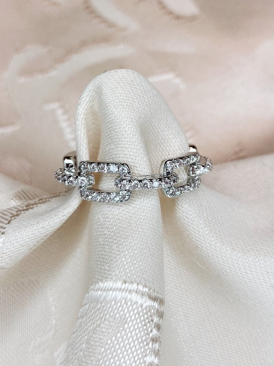 Sparkling linked ring