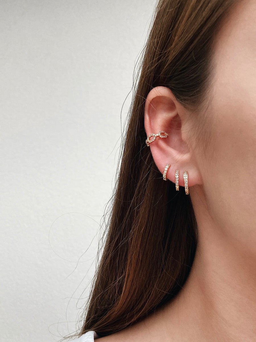 Sparkling linked ear cuff