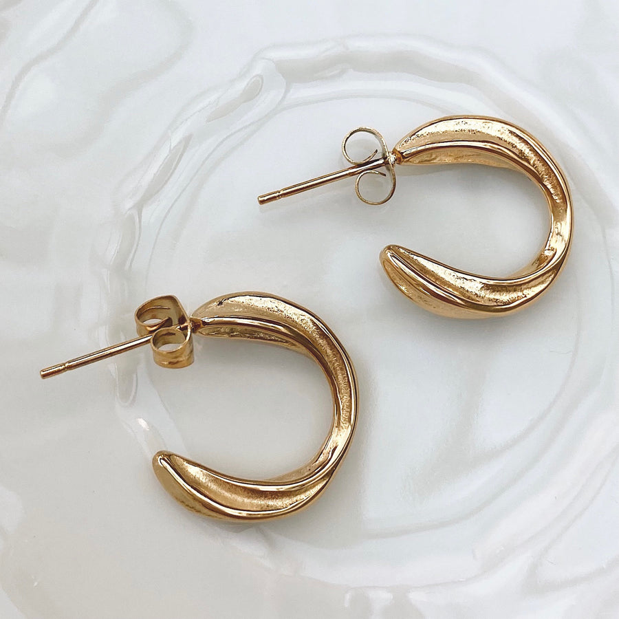 Wavy hoop earrings